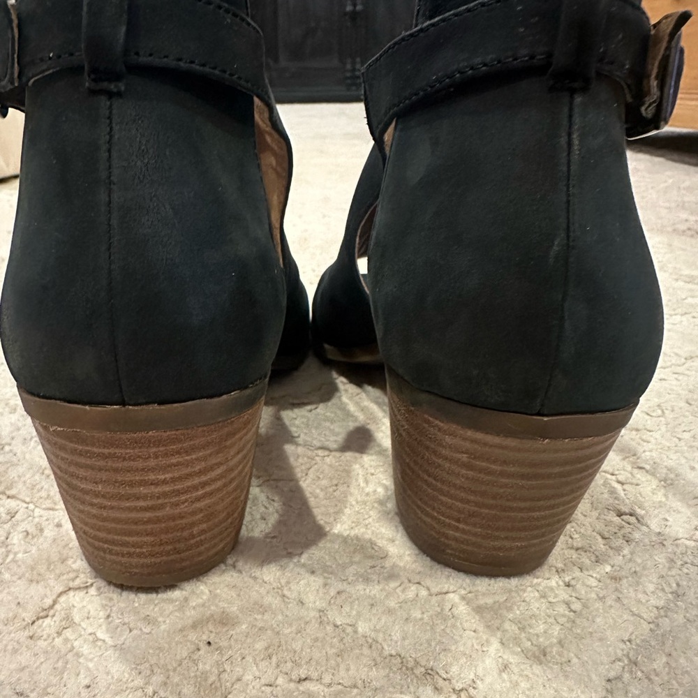 Black shoe with ankle strap and open toe - Picture 4 of 10
